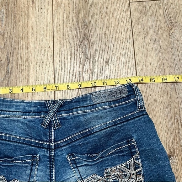 HYDRAULIC distressed denim jean shorts Sammie Boyfriend, embroidered pockets, 0. - Picture 4 of 14